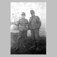 105-0493 In Russland 1942 - der Groessere koennte Erich Harnack aus Tapiau sein.JPG
